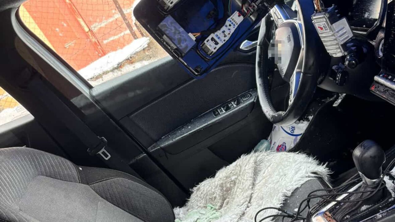 Kurtalan'da çatılardan düşen kar otomobili kullanılamaz hale getirdi