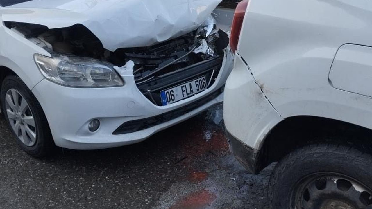 Kurtalan'da iki otomobil buzlanma nedeniyle çarpıştı