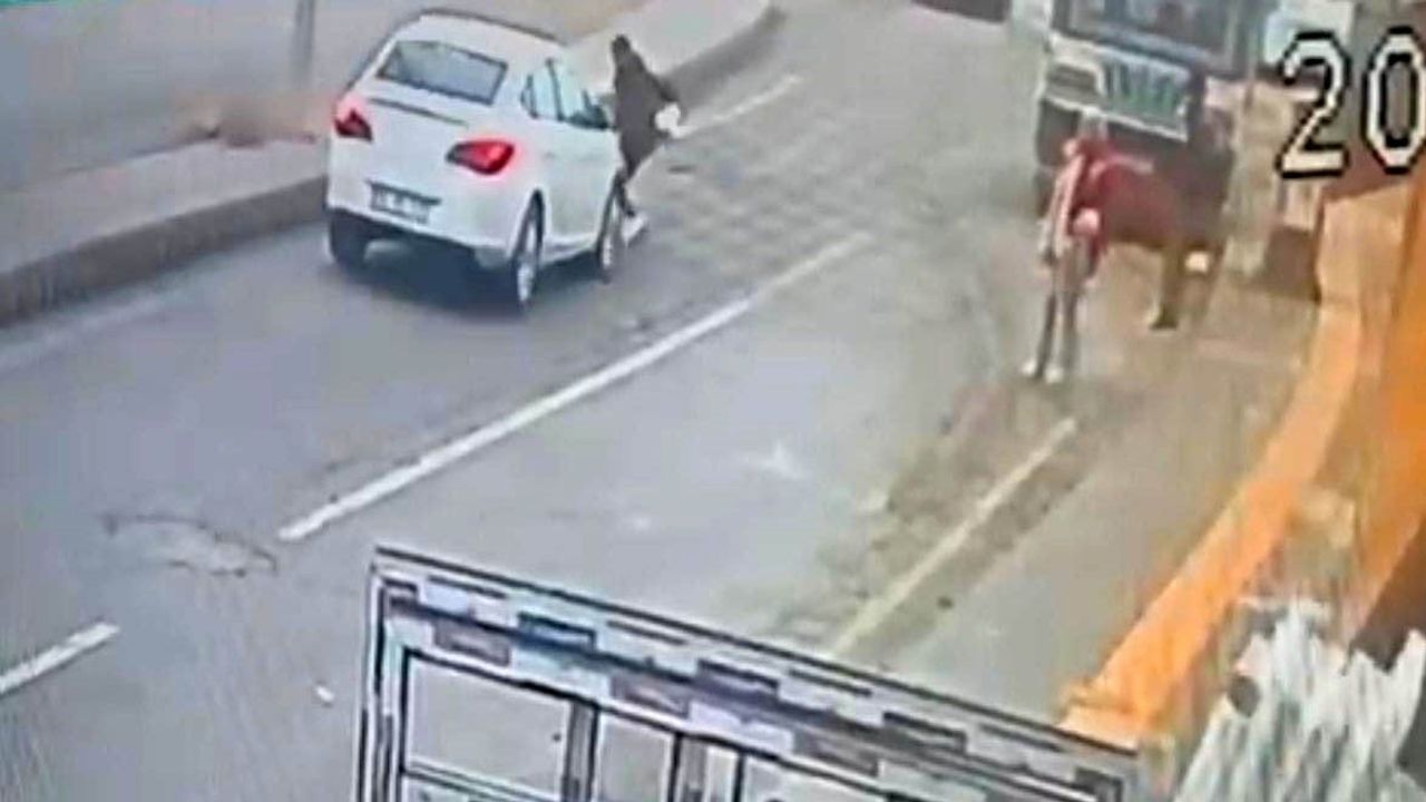 Kurtalan'da otomobilin çocuğa çarpma anı kamerada