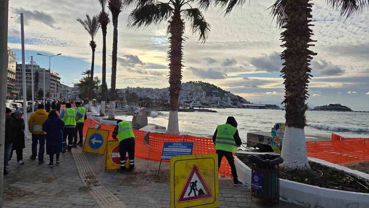 Kuşadası Atatürk Bulvarı sahilinde onarım çalışmaları başladı