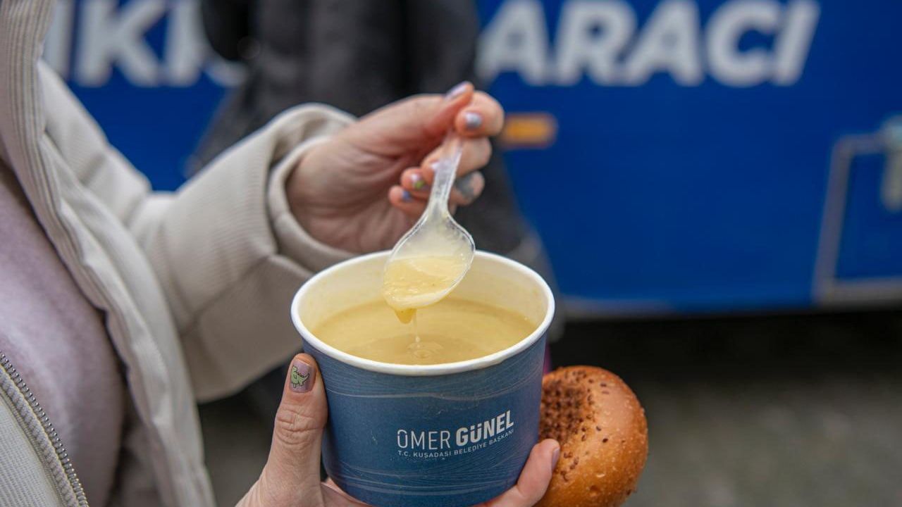 Kuşadası Belediyesi'nden Semt Pazarlarında Sıcak Çorba İkramı