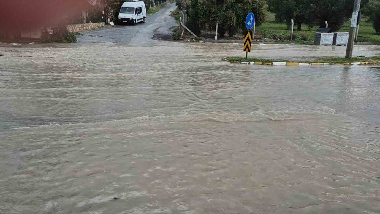 Kuşadası'nda 30 dakikalık sağanak mahalleleri sele teslim etti