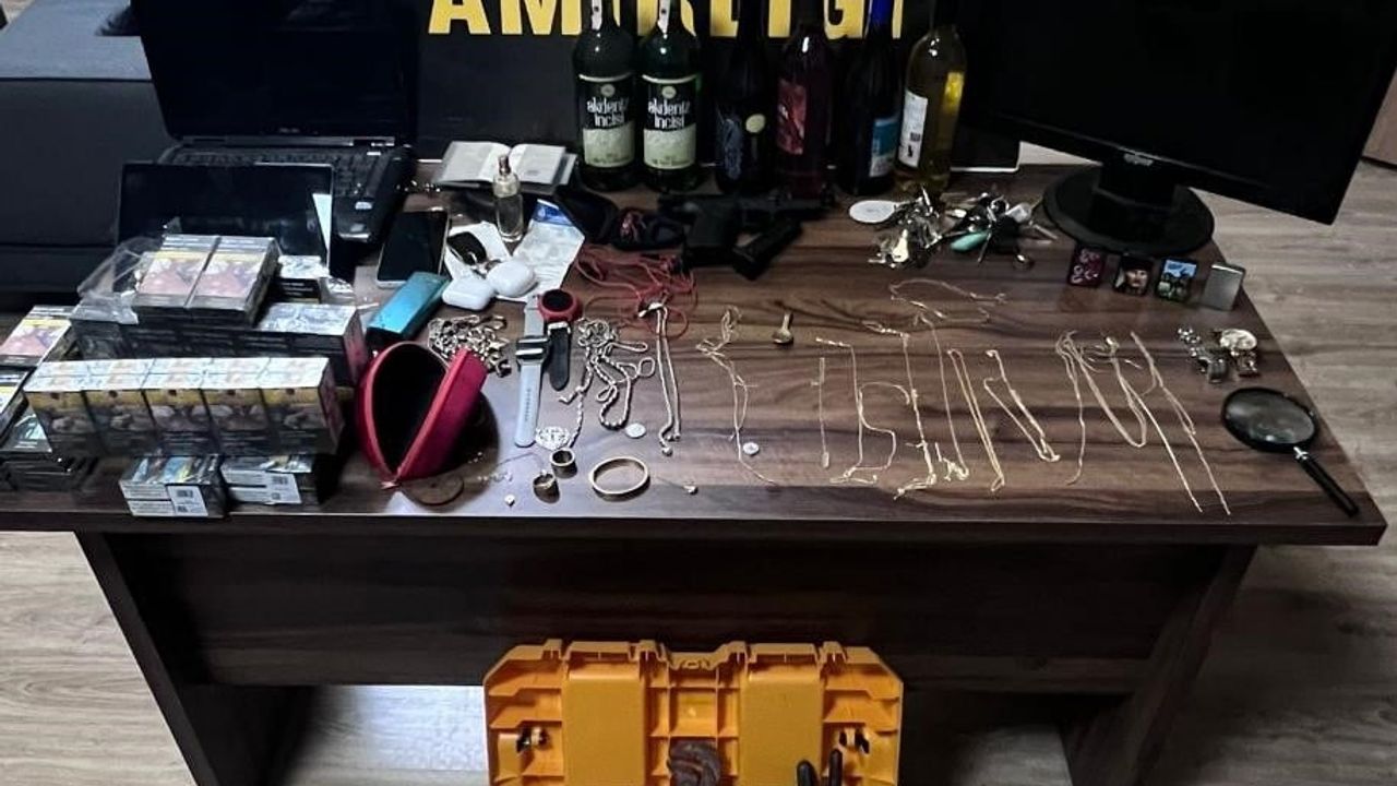 Kuşadası’nda 6 Hırsızlık Suçundan Aranan S.C. Yakalandı