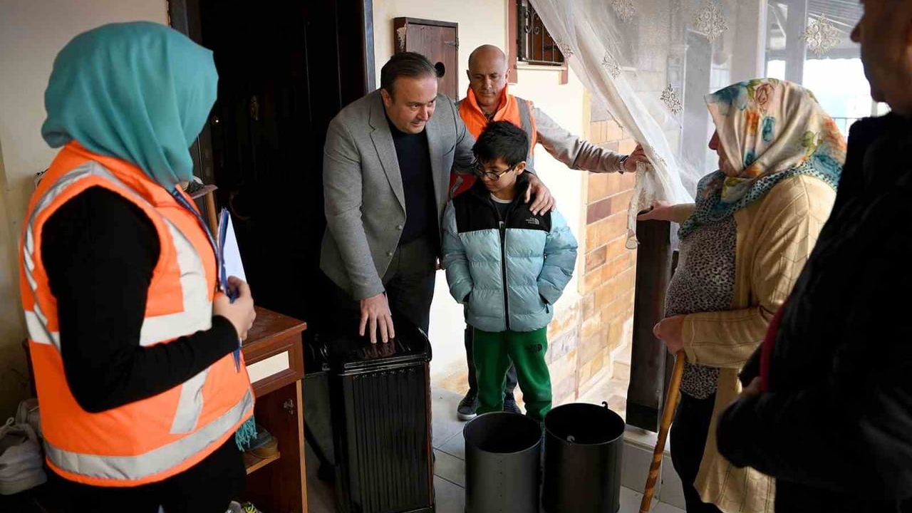 Kuşadası'nda dayanışma evleri ısıtıyor