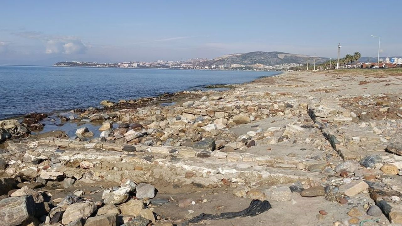 Kuşadası'nda Kadı Kalesi çevresinde fırtına ile gün yüzüne çıkan kalıntılar