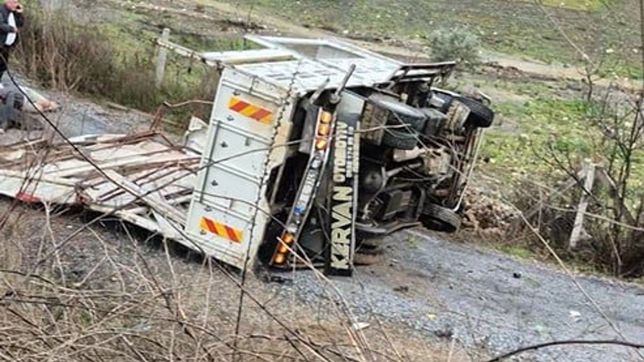 Kuşadası'nda kamyonet tali yola uçtu: 1 ölü, 1 ağır yaralı