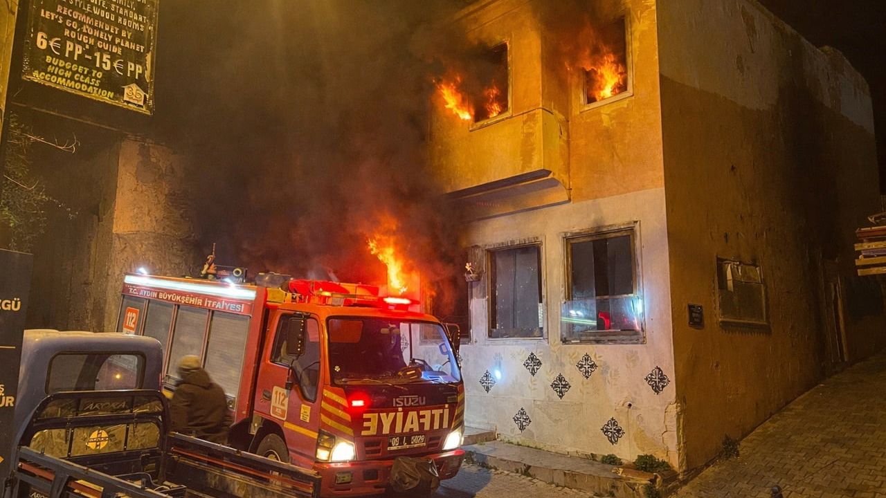 Kuşadası'nda metruk binada gece çıkan yangın itfaiye tarafından söndürüldü