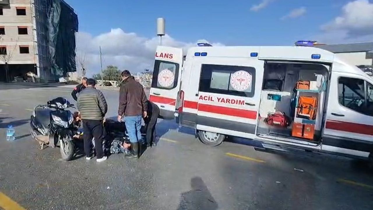 Kuşadası'nda otomobil ile motosiklet çarpıştı, sürücünün bacağı kırıldı