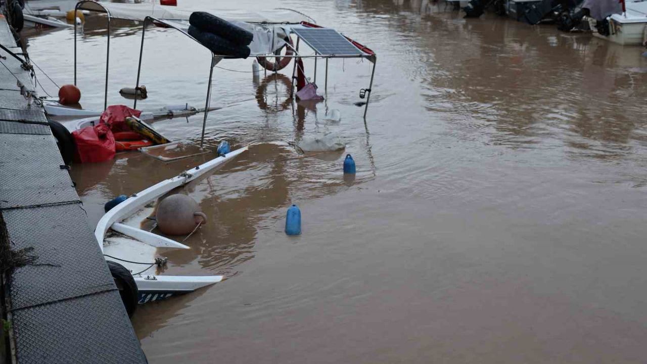 Kuşadası’nda sağanak sel: Davutlar Balıkçı Barınağı'nda tekneler zarar gördü