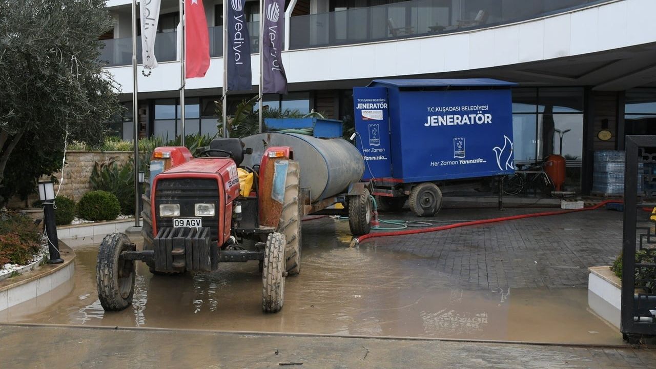 Kuşadası'nda sel izleri hızla siliniyor