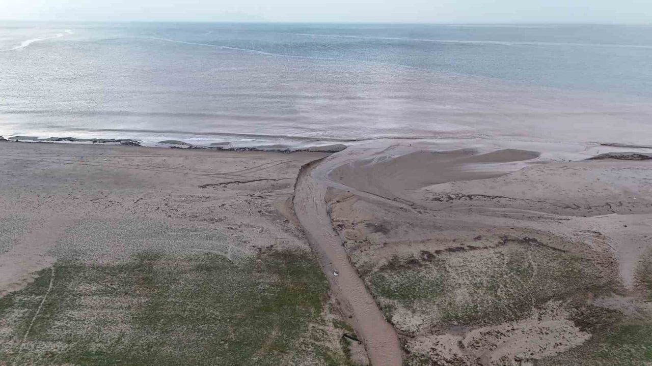 Kuşadası'nda sel Sevgi Plajı'nda denizi kahverengiye çevirdi