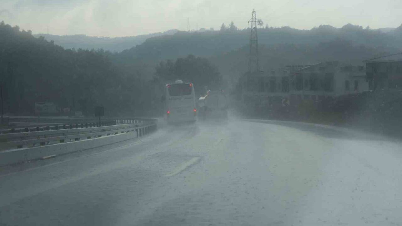 Kuşadası'nda selin yaraları sarılmaya çalışılıyor