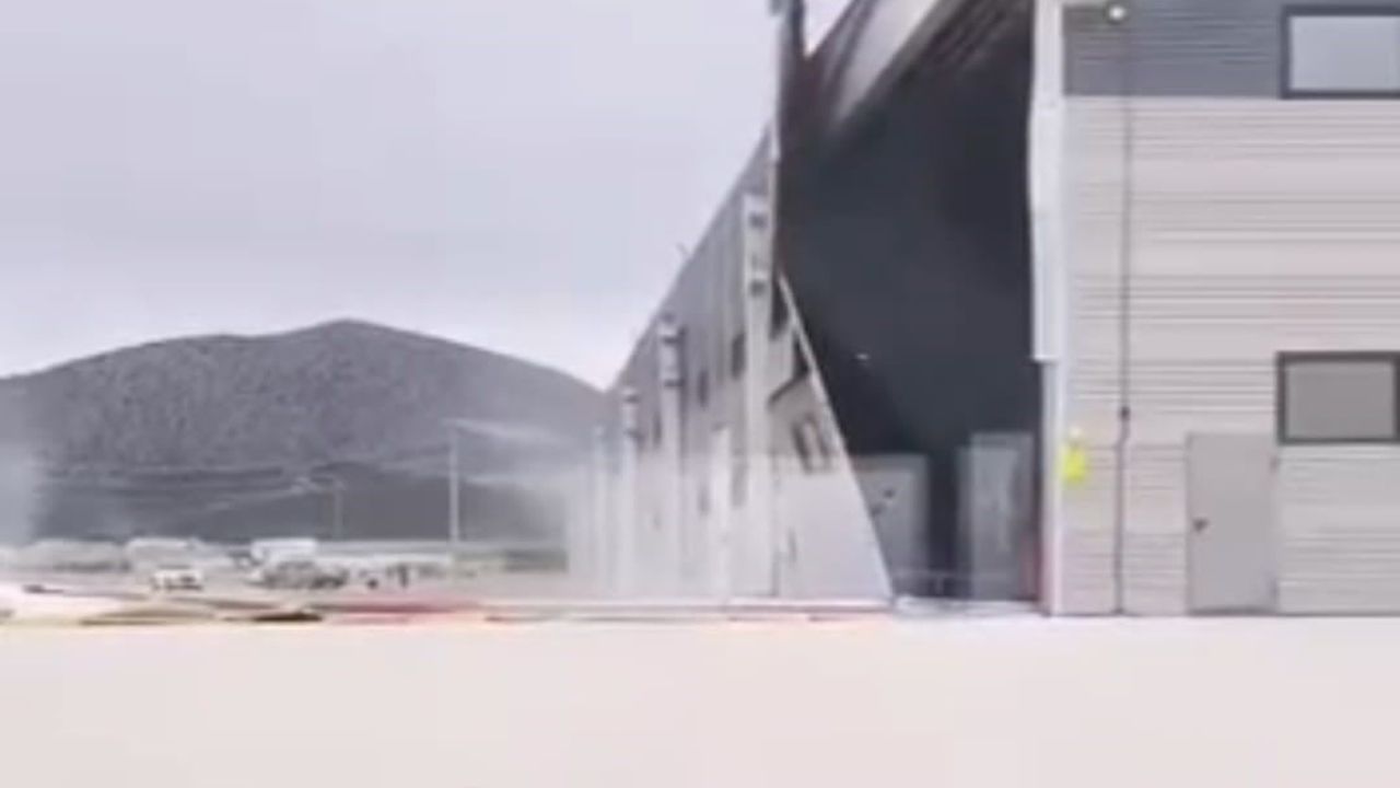 Kütahya Altıntaş'ta şiddetli rüzgâr fabrika duvarını yıktı