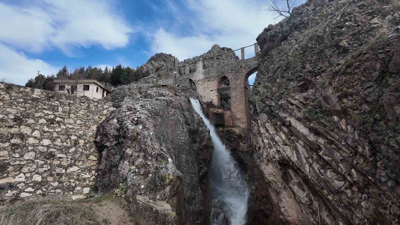 Kütahya'da 15 yaşındaki kız çocuğunun cansız bedeni dere kenarında bulundu