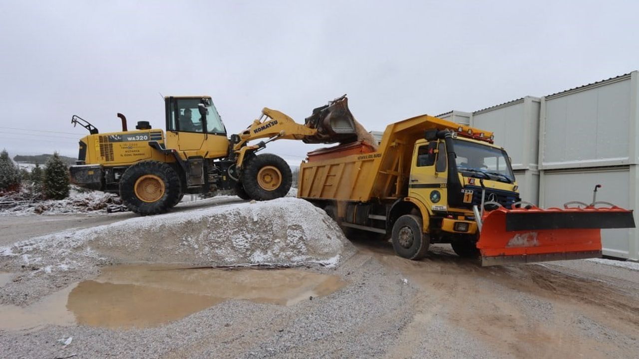 Kütahya’da 24 saat süren karla mücadele çalışmaları