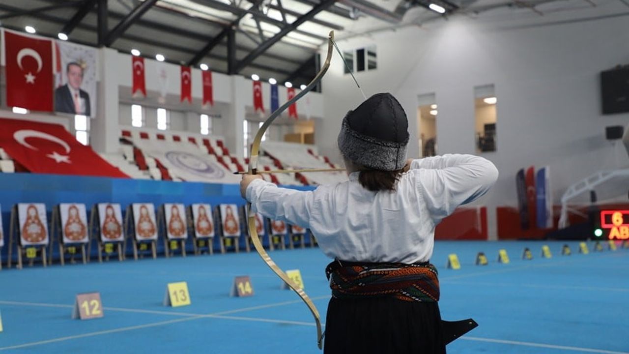 Kütahya'da Geleneksel Türk Okçuluğu Salon Puta Türkiye Şampiyonası başladı