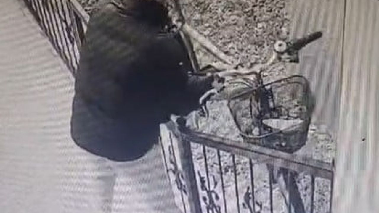 Kütahya'da gündüz bisiklet hırsızlığı güvenlik kamerasına yansıdı