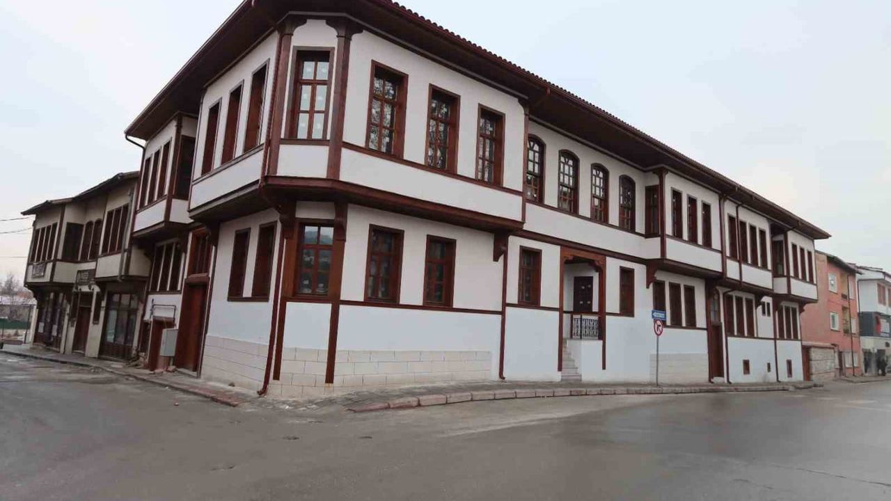Kütahya'da restore edilen Gençlik Merkezi ve Hisarlı Ahmet Evi hizmete açıldı