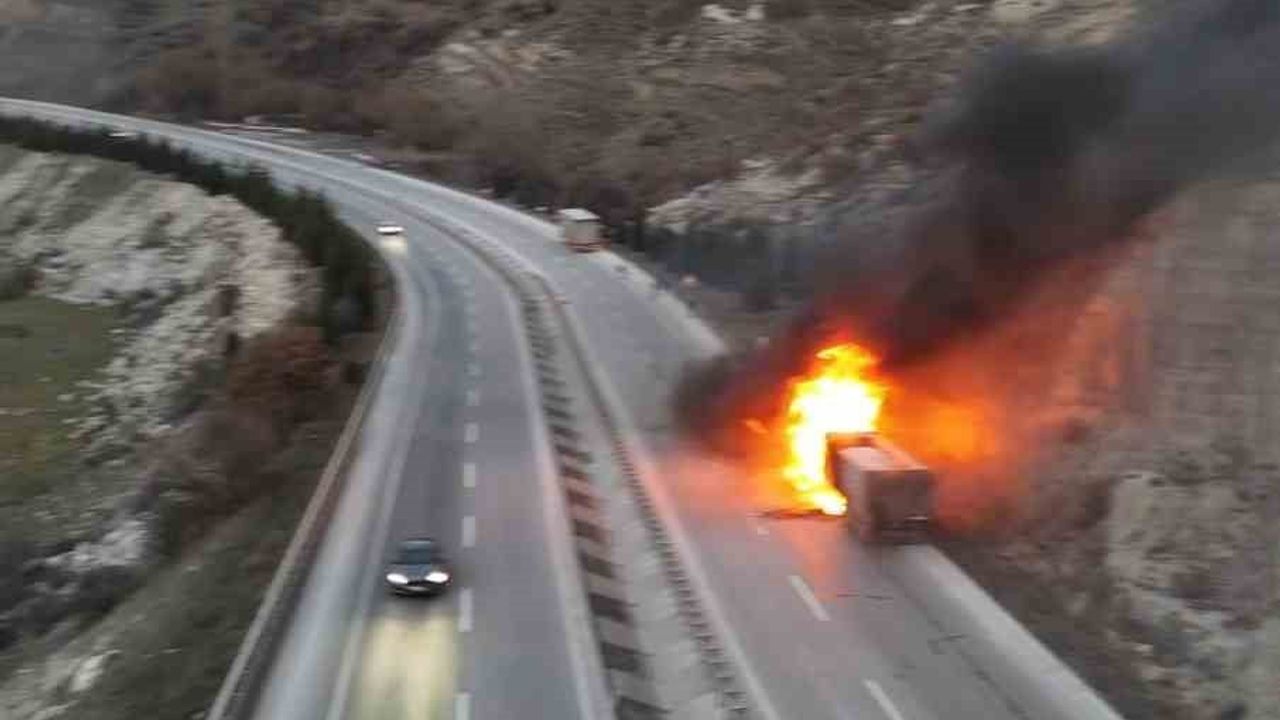 Kütahya'da Seyir Halindeki Tır Alevlere Teslim Oldu