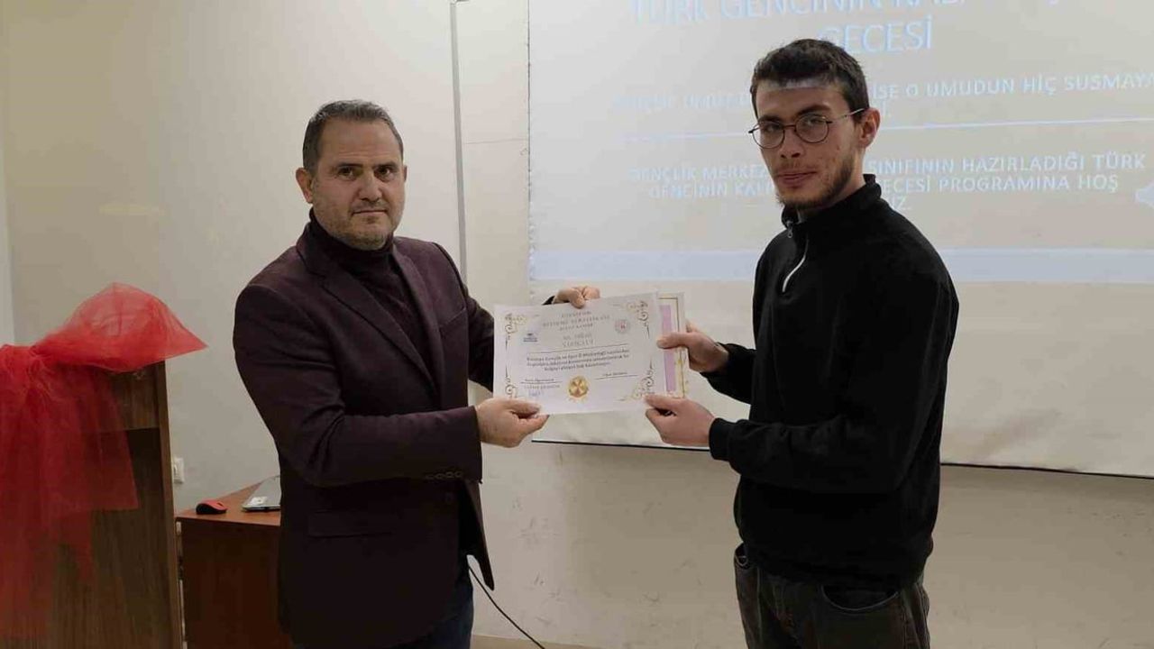 Kütahya'da 'Türk Gencinin Kalp Atışı' Şiir Gecesi