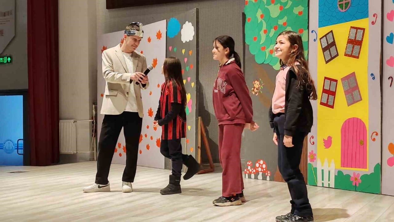 Kütahya'da 'Zamanda Aile Yolculuğu' çocuk tiyatrosu son gösterimini yaptı