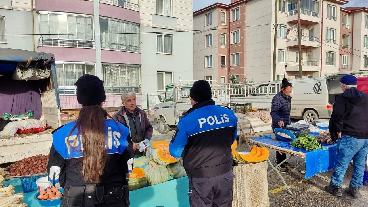 Kütahya İl Emniyet Müdürlüğü semt pazarlarında güvenlik bilgilendirmesi