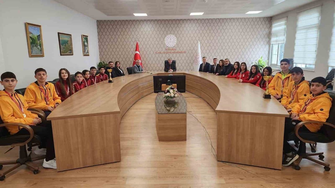 Kütahya’nın Kros Başarısı: İl Müdürü Mustafa Yılmaz Öğrencileri Kabul Etti