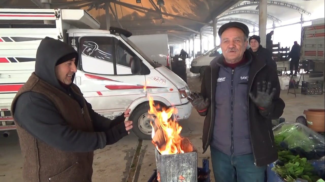 Kütahya pazarcıları tenekede ateş yakarak ısınıyor