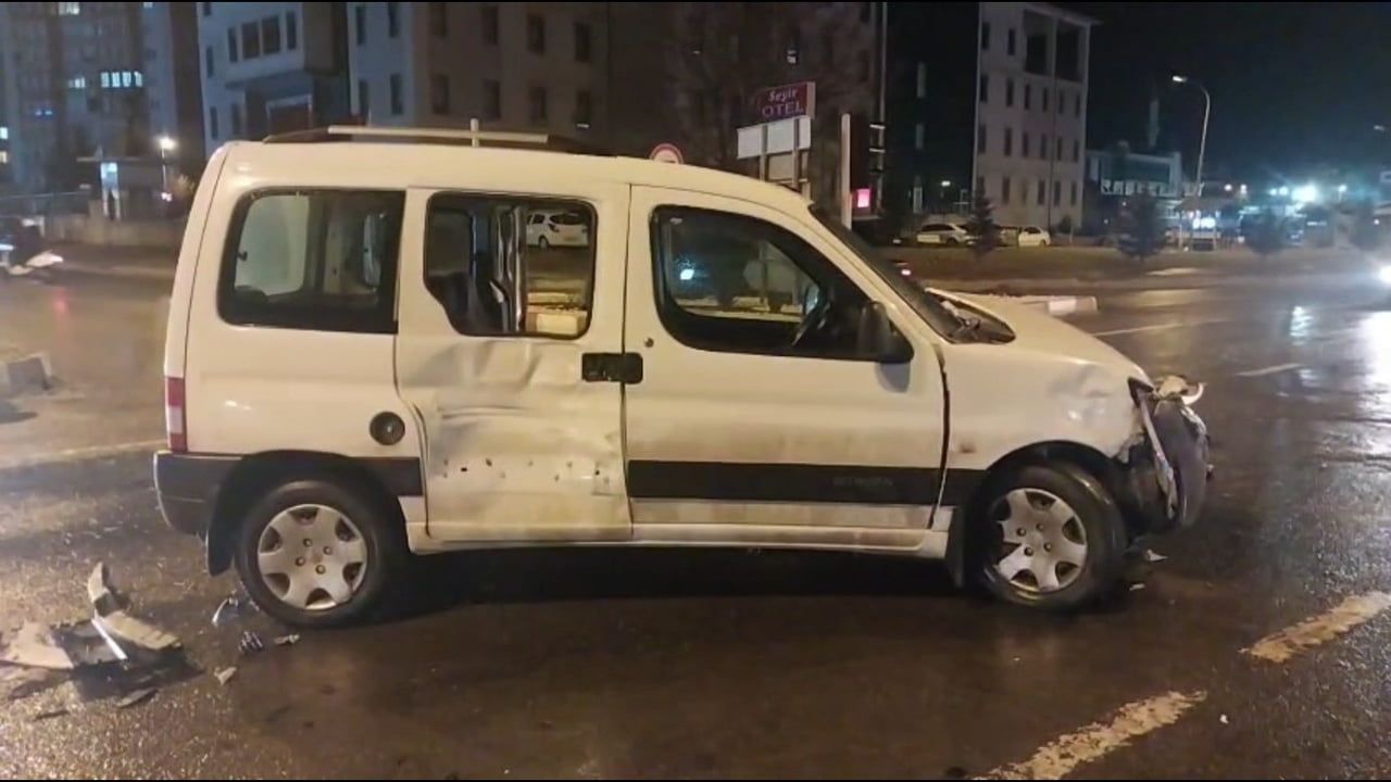 Kütahya Tavşanlı’da ambulans ile otomobil çarpıştı: 1 yaralı