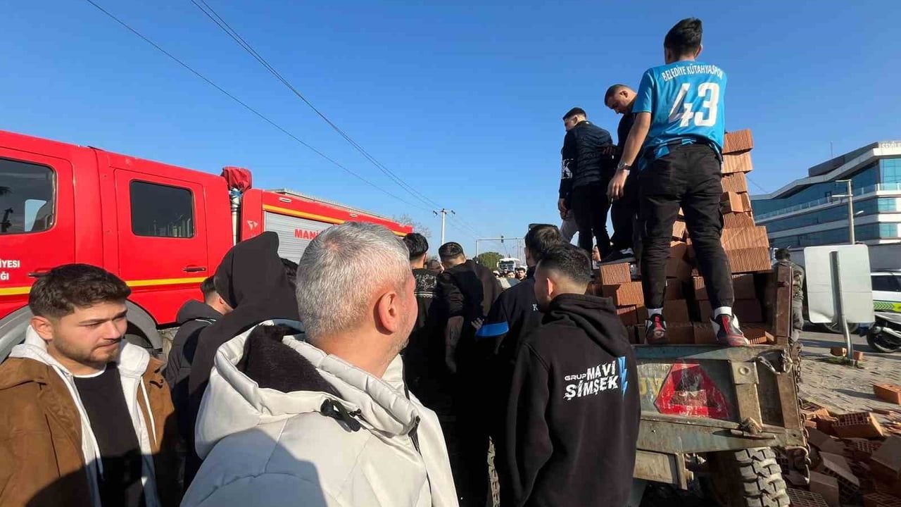 Kütahyaspor Taraftarları Turgutlu'daki Kazada Yaralıya Müdahale Etti