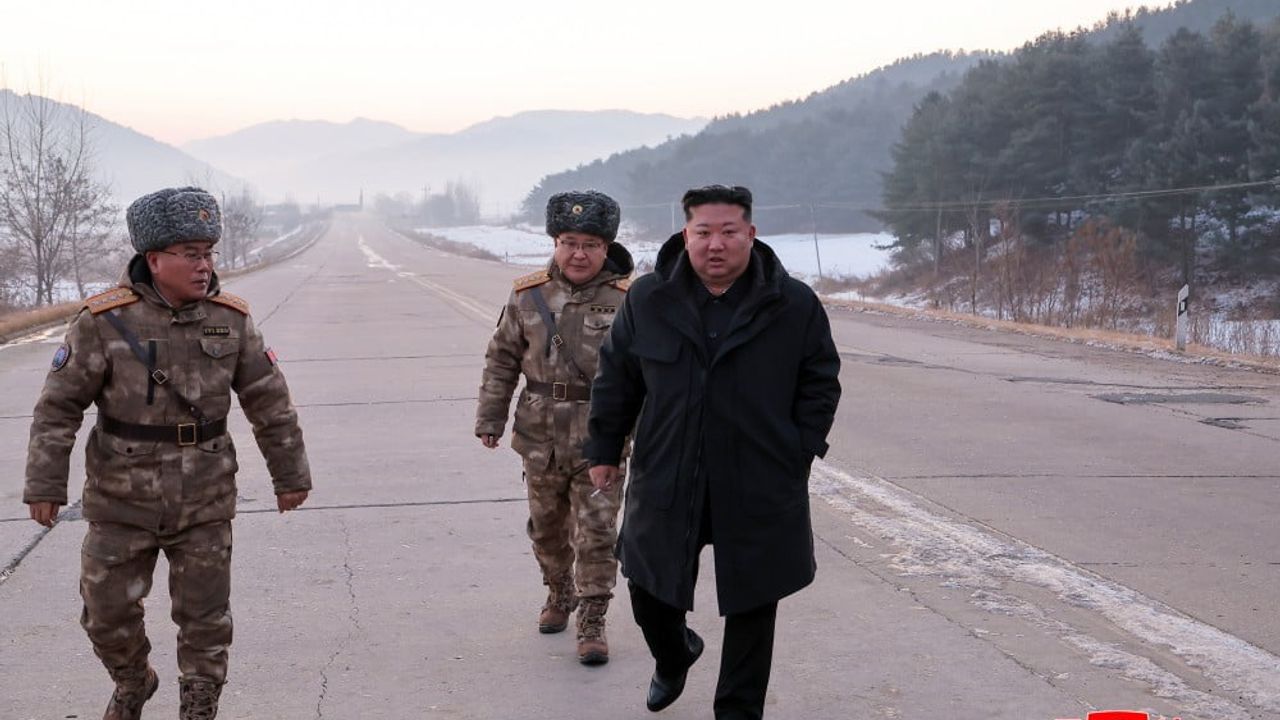 Kuzey Kore, bin kilometre menzilli hipersonik füze denemesi yaptığını duyurdu