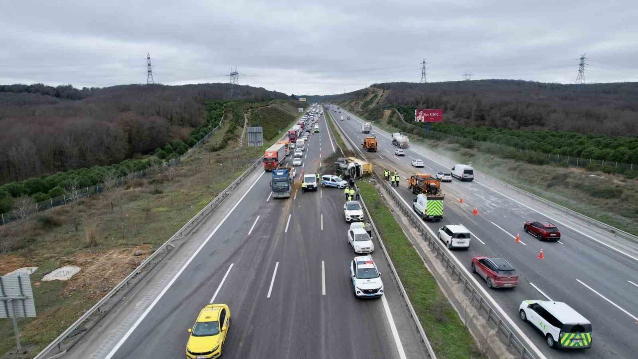 Kuzey Marmara Otoyolu Fenertepe gişelerinde hafriyat kamyonu devrildi