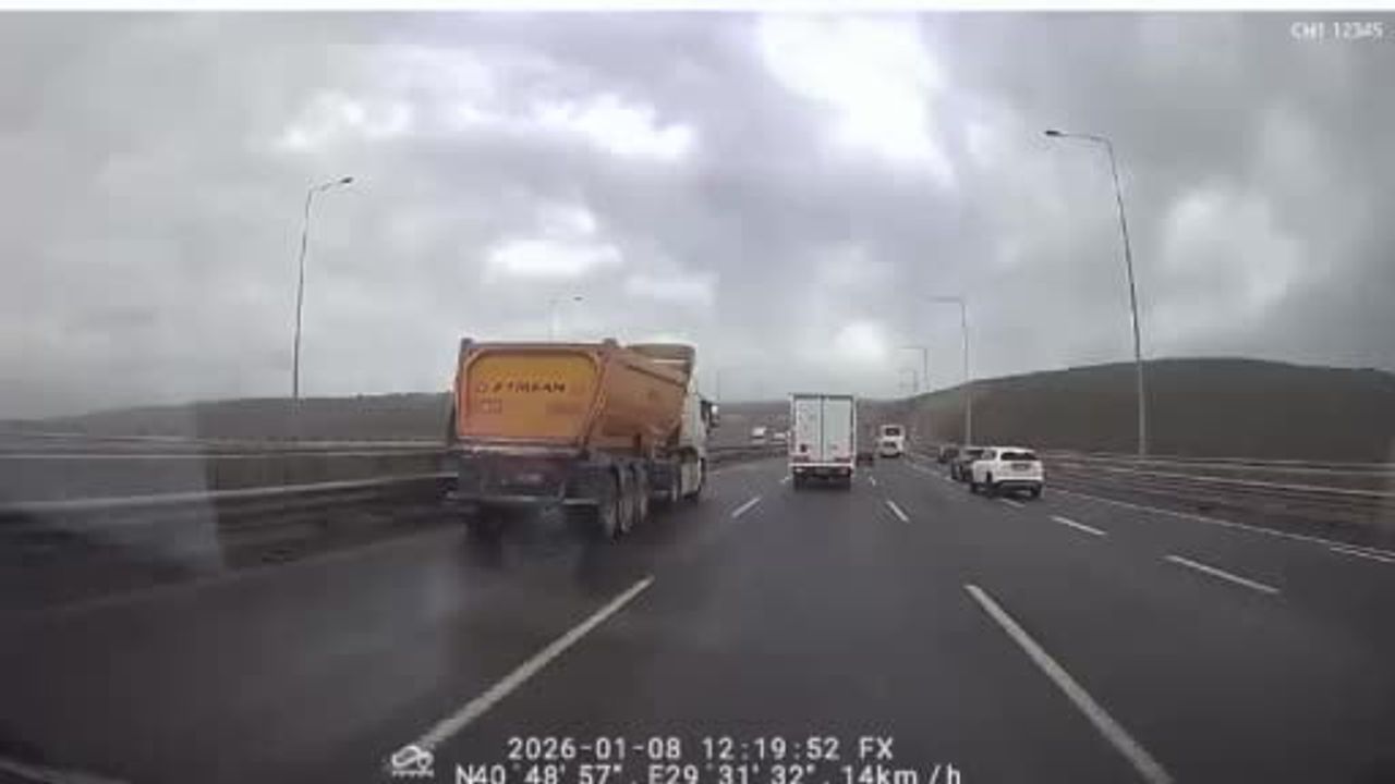 Kuzey Marmara Otoyolu'nda fırtına nedeniyle kamyonet devrildi