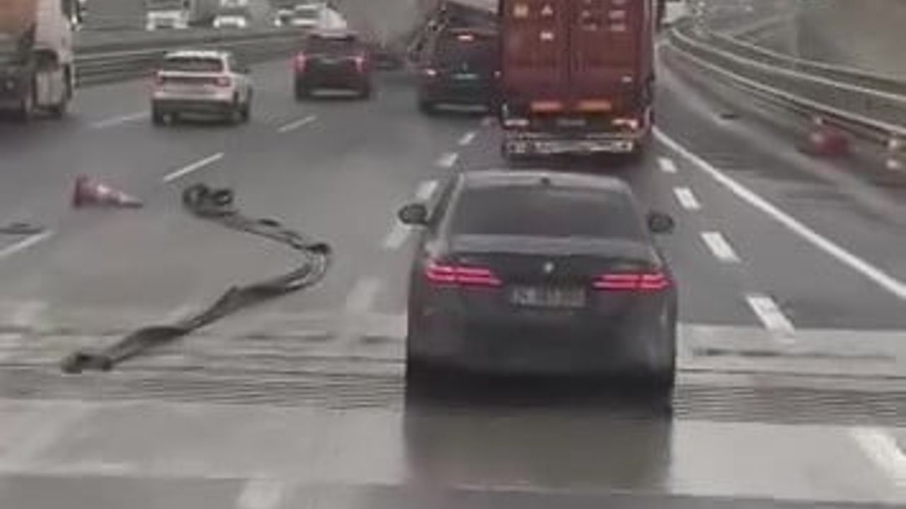 Kuzey Marmara Otoyolu’nda fırtına tırı devirdi, o anlar kamerada