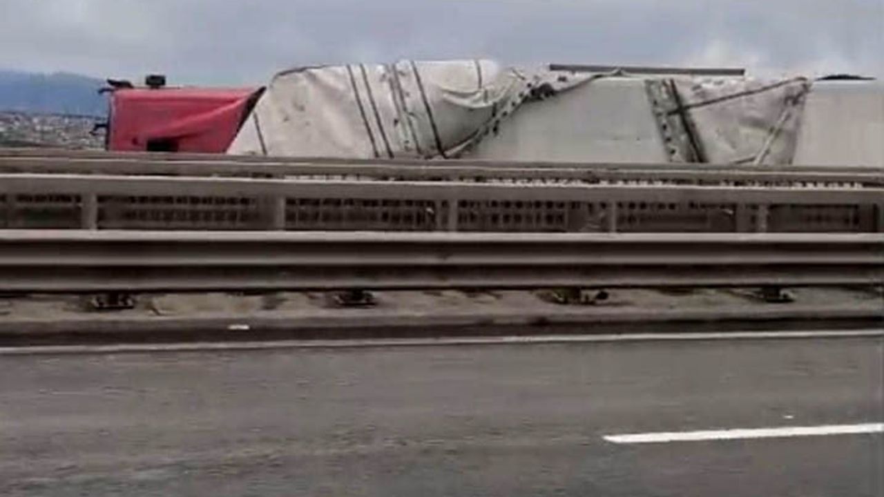 Kuzey Marmara Otoyolu'nda şiddetli fırtına sonucu 2 tır devrildi