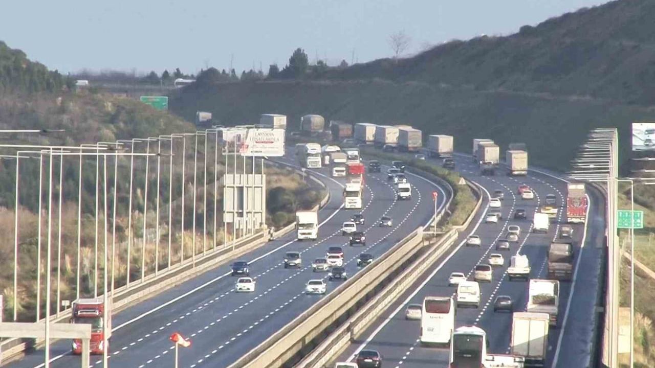 Kuzey Marmara Otoyolu'nda tır sürücülerinin lodosla mücadelesi