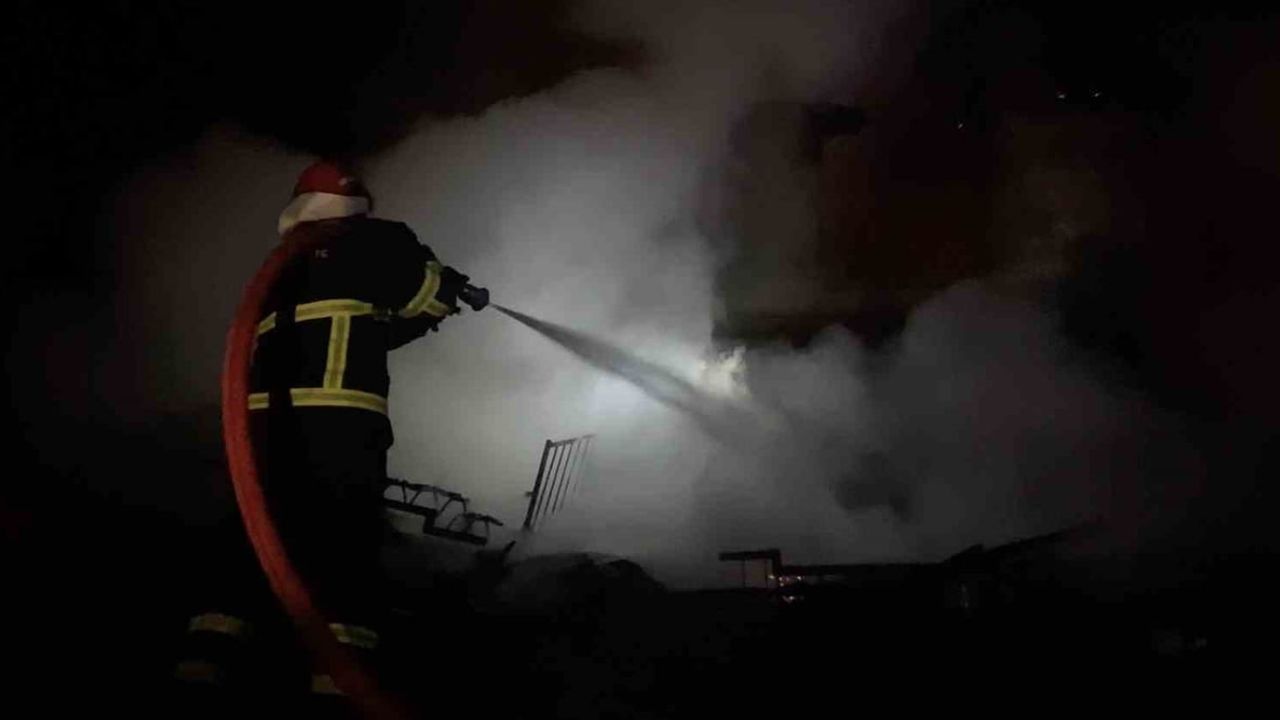 Laçin'de elektrik kontağı şüphesi: Ev ve depo kullanılamaz hale geldi