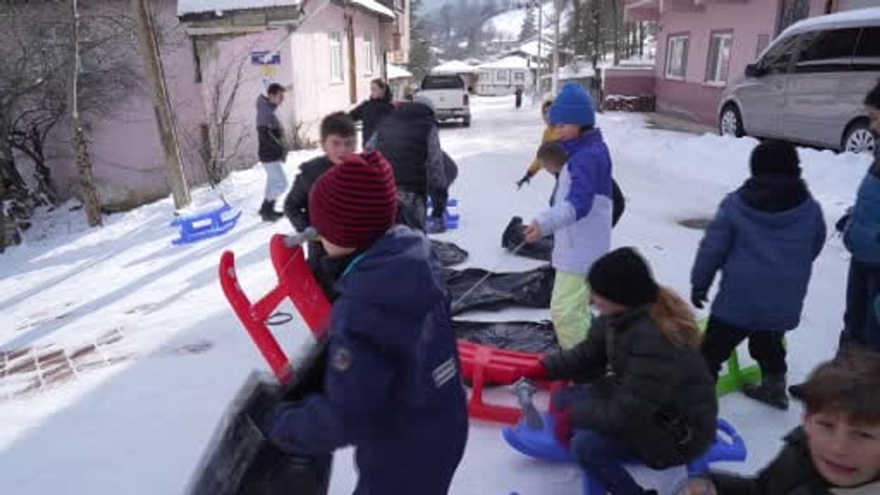 Ladik'te "Muhtarın Yokuşu"nda Kızak Keyfi