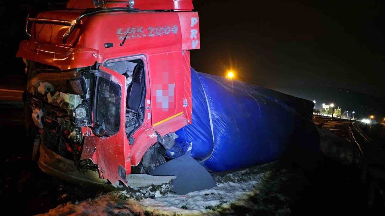 Lastik patlayan tır Düzce'de bariyere çarptı — yaralanan yok