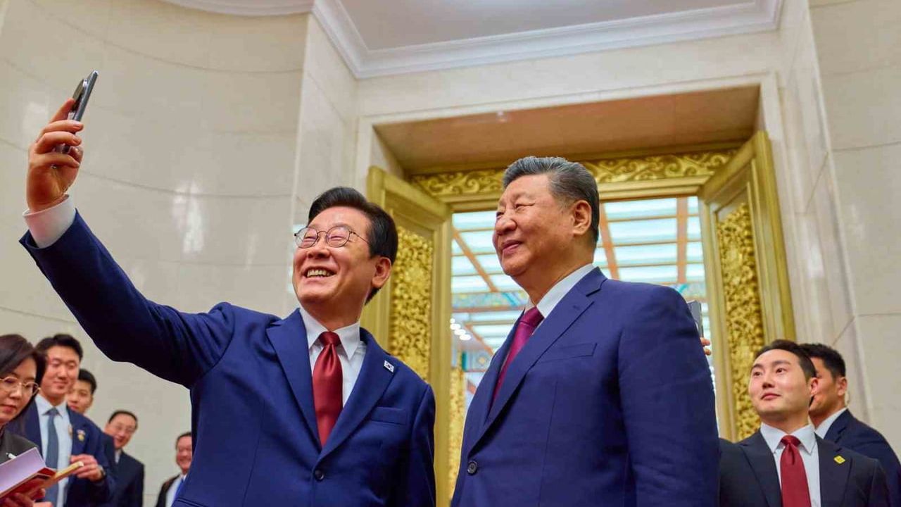 Lee, Xi'nin Hediye Ettiği Xiaomi Telefonla Selfie Çekti