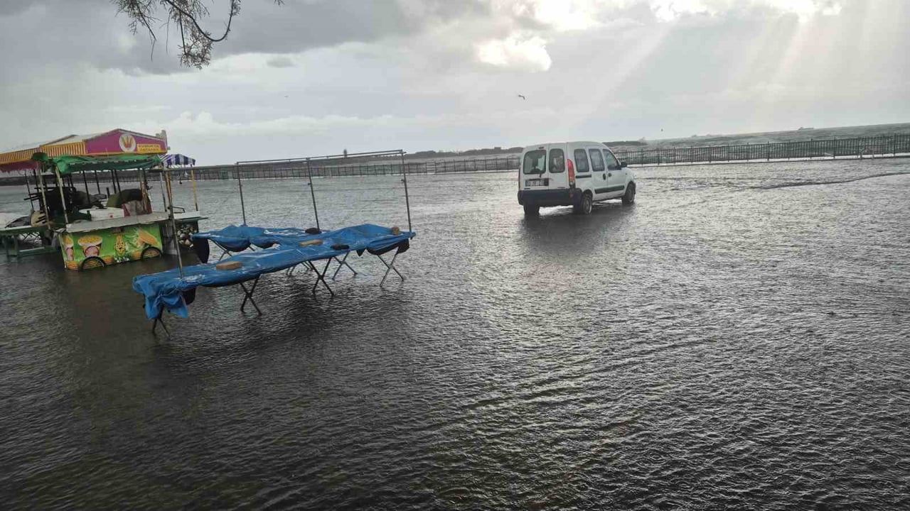 Lodos Tekirdağ sahil şeridini suyla kapladı
