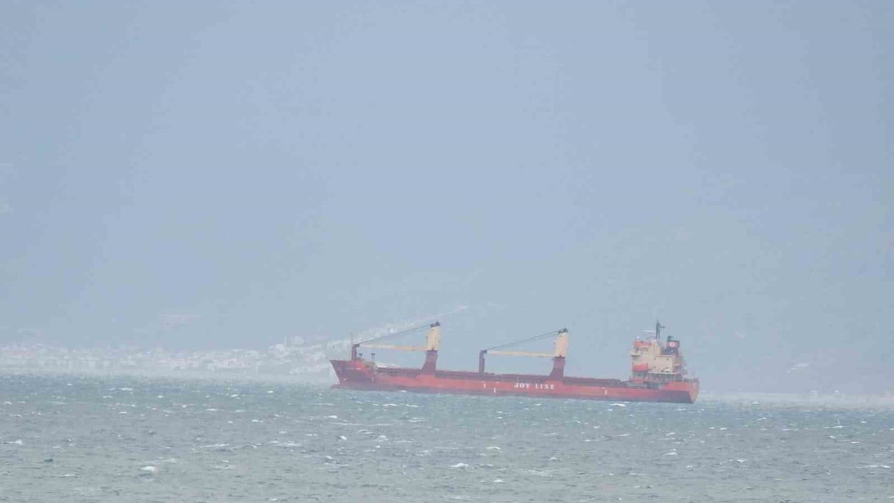 Lodosun Etkisinde Edremit Körfezi Yük Gemilerine Barınak Oldu