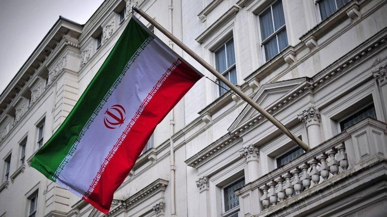 Londra'da göstericiler İran Büyükelçiliği'nde 1979 öncesi bayrağı açtı
