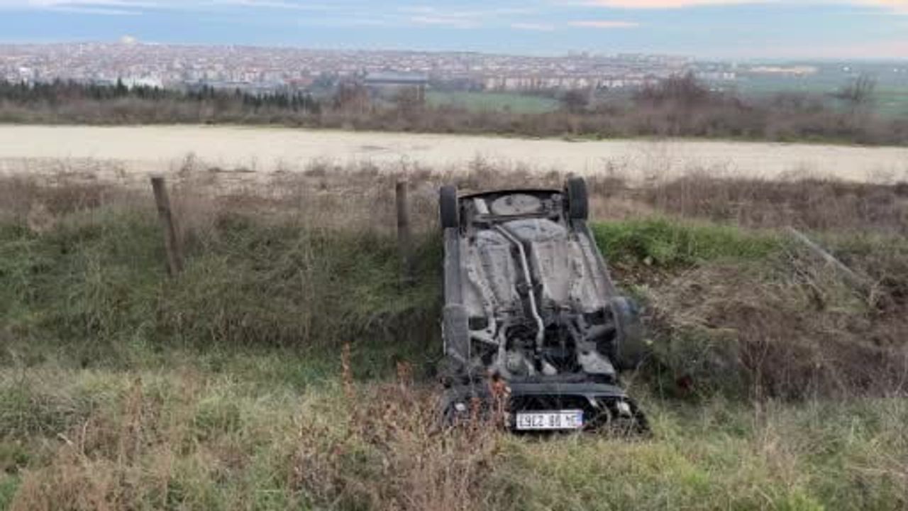 Lüleburgaz’da otomobil şarampole yuvarlandı: Sürücü yaralandı