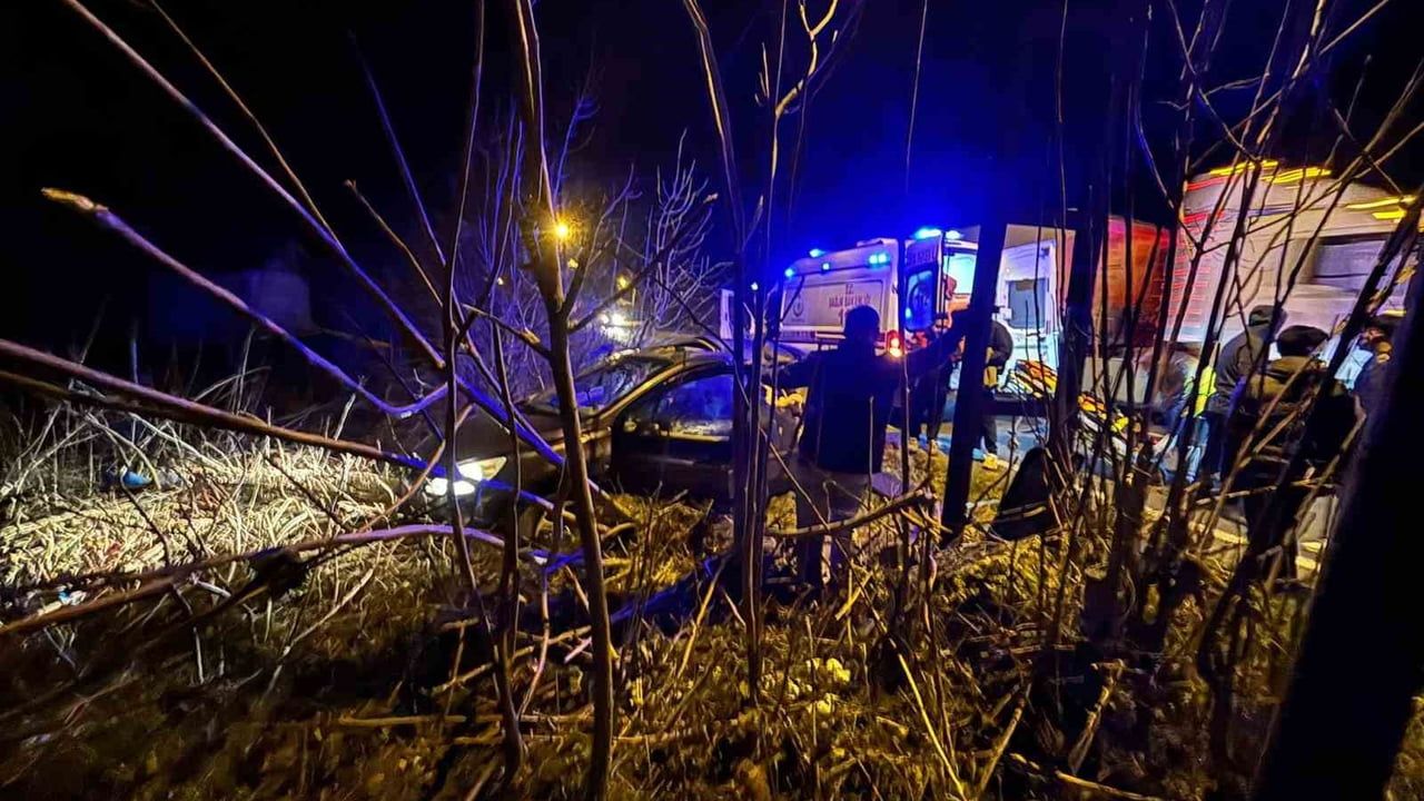 Lüleburgaz'da otomobil tarlaya girdi: sürücü hafif yaralandı