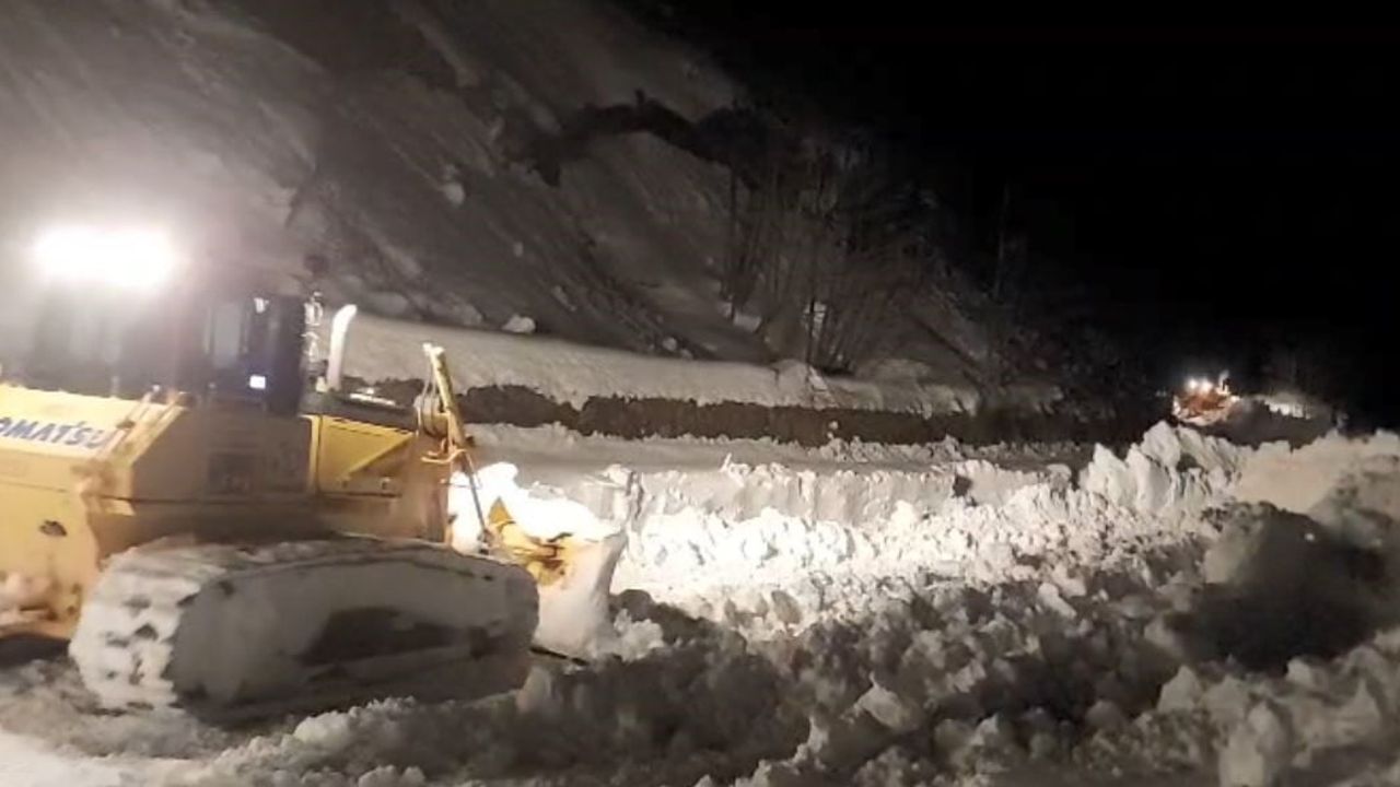 Macahel Geçidi'nde 10 gündür süren karla mücadele sürüyor