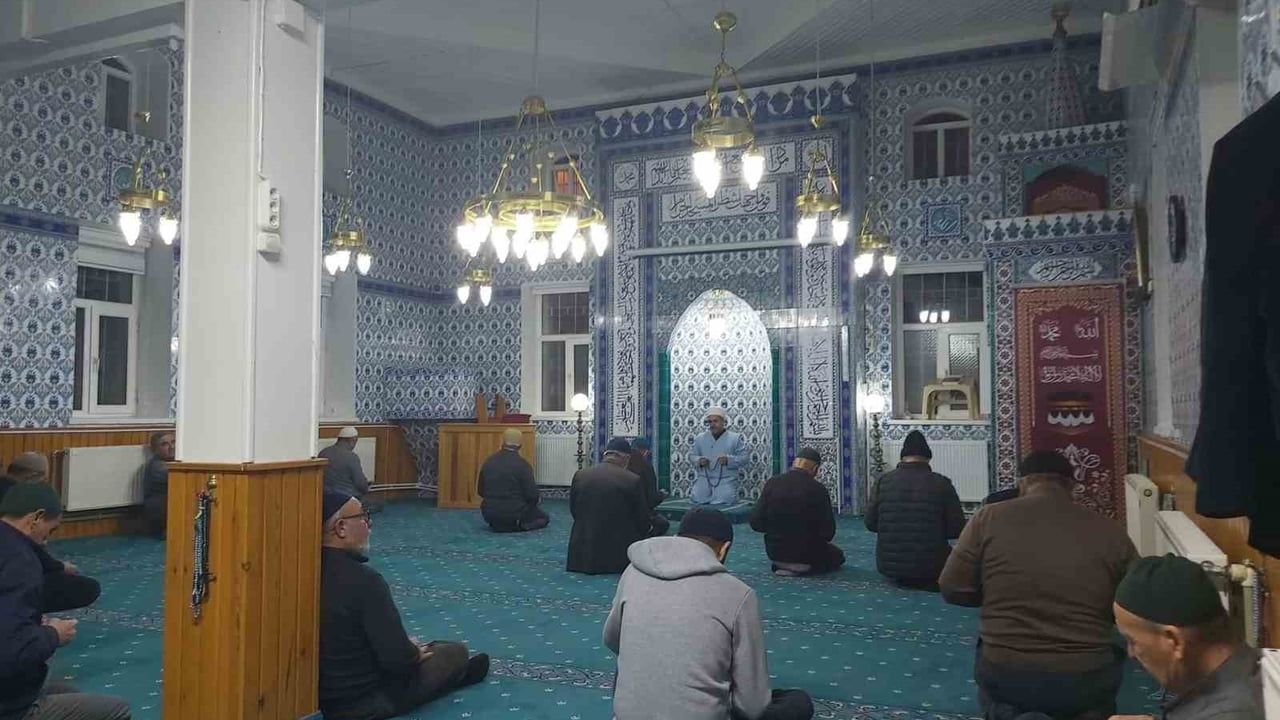 Maden Camii'nde yatsı namazı buluşması ve zaman sohbeti