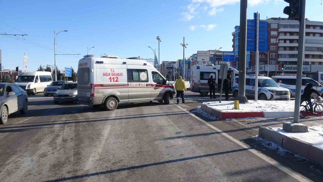 Malatya-Ankara yolunda kavşakta kaza: 2 kişi yaralandı