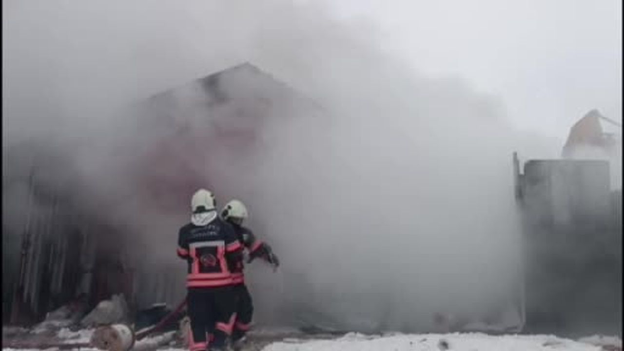Malatya Battalgazi'de şantiye deposunda yangın söndürüldü