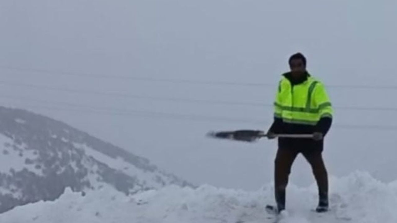 Malatya'da 2 bin rakımda damlarda yoğun kar temizliği